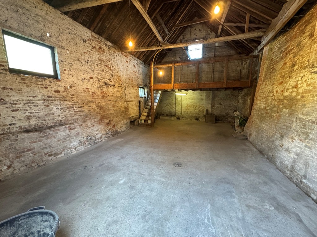 Lot: 97 - BARN WITHIN CITY WALLS WITH PLANNING APPLICATION SUBMITTED FOR CONVERSION - Inside the barn